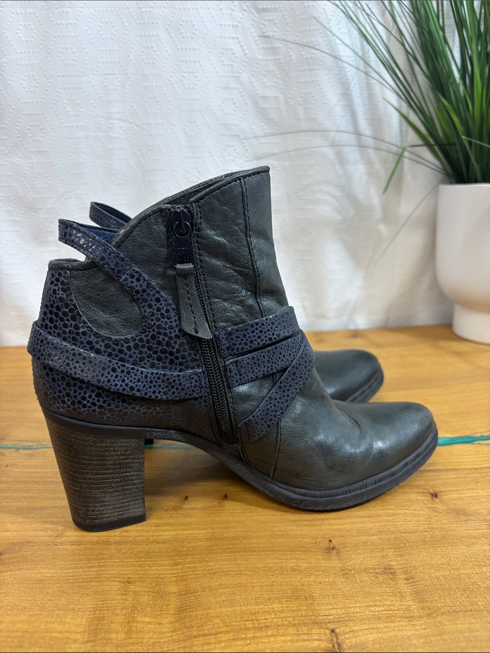 Miz Mooz Womens leather navy and black Boots 40